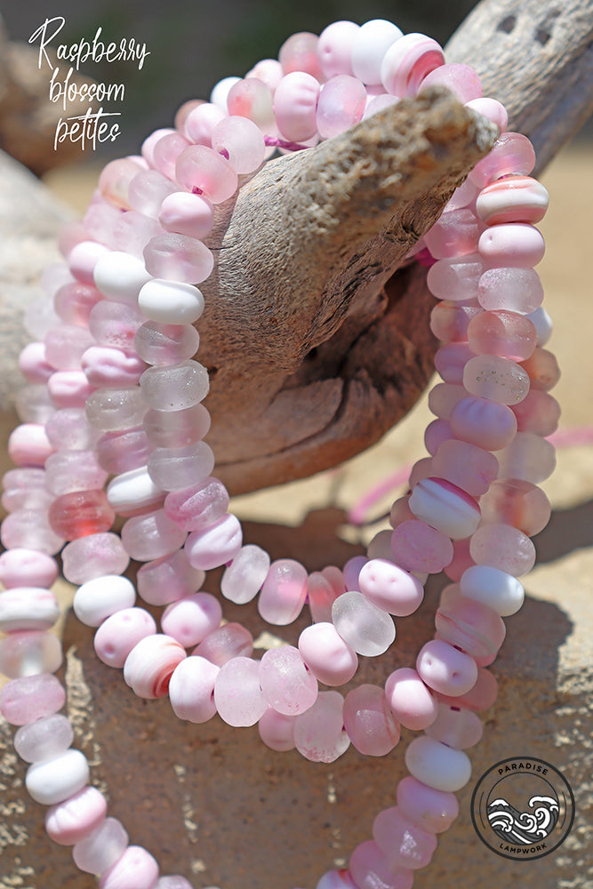 Fil de perles en verre fait main en forme de fleur de pommier pour la conception de bijoux